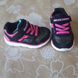 Sz 5 Black and Pink Skecher Sneakers/Tennis Shoes